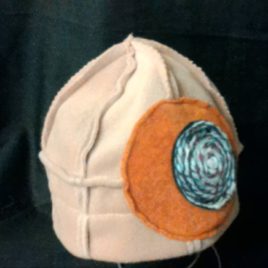 Bonnet original six pans avec son décor en fil de laine fabriqué en Bretagne