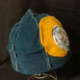 Bonnet original six pans avec son décor en fil de laine fabriqué en Bretagne