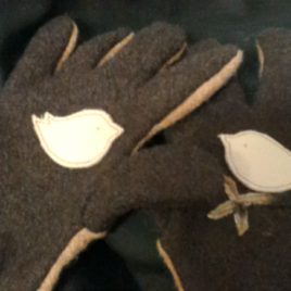Gant en laine bouillie décoré d’un petit oiseau sur sa branche