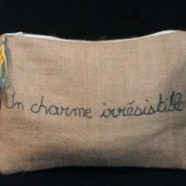 Pochette toile de jute « Un charme irrésistible » 02