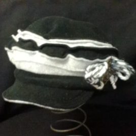 Casquette originale et son décor fil laine et filigrane sur le côté 02bis