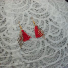 Boucles d’oreilles estampe et pompon rouge