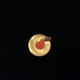 Broche en nacre et petite poire en cuir