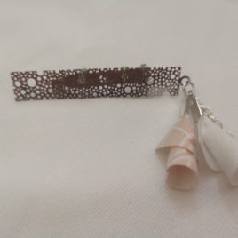 Broche estampe et tissu travaillé