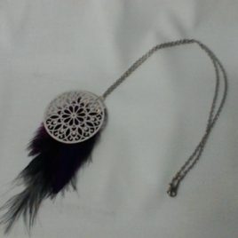 Pendentif plumes violette/noire et estampe