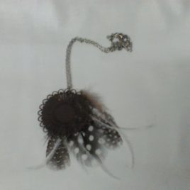 Pendentif plumes et estampe marron