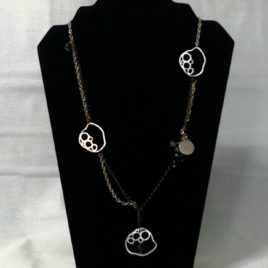 Collier estampes multicercles, perles et breloque