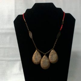 Joli collier et ses estampes bronze