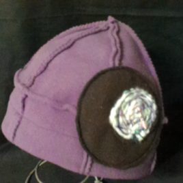 Bonnet original six pans avec son décor en fil de laine fabriqué en Bretagne