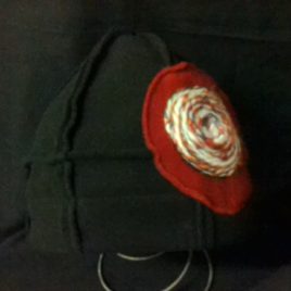 Bonnet original six pans avec son décor en fil de laine fabriqué en Bretagne