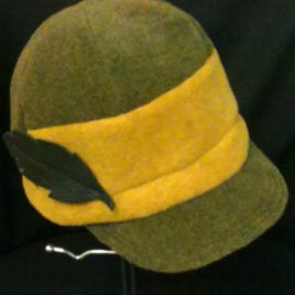 Osez la casquette pour l’hiver au style sport chic avec sa petite touche de cuir.