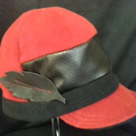 Osez la casquette pour l’hiver au style sport chic avec sa petite touche de cuir.