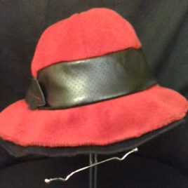 Osez le chapeau pour l’hiver au style sport chic avec sa petite touche de cuir.