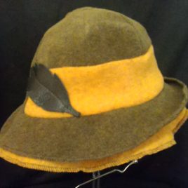 Osez le chapeau pour l’hiver au style sport chic avec sa petite touche de cuir.