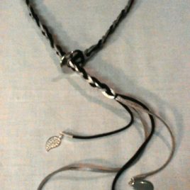 Collier en tresse de suédine, sequin émaillé et breloques pendants sur le devant