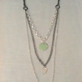 Collier forme sautoir composé de différentes chaines.