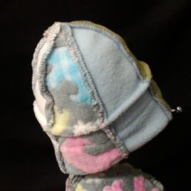 Mon joli bonnet tout coloré en polaire imprimé de petits ours.
