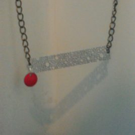 Collier pendentif sequin émaillé et estampe inox