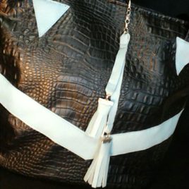 Sac en simili cuir croco noir et son décor de pompons