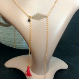 Collier estampe doré et pompon rouge