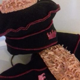 Echarpe en polaire anthracite et couronne pailletée rose
