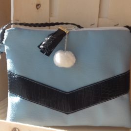 Pochette en simili cuir bleu et décor géométrique