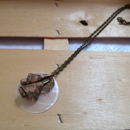 Collier en liège et nacre.