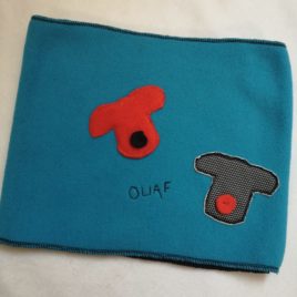 Tout mignon avec le tour du cou motif chien.