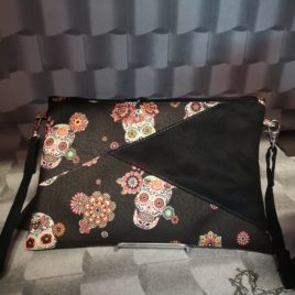 Pochette en simili tête de mort